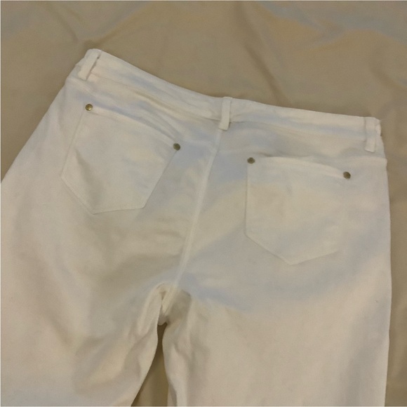 Three pair of ladies jeans - selling as one lot Old Navy, Brooks Brothers - Picture 9 of 9